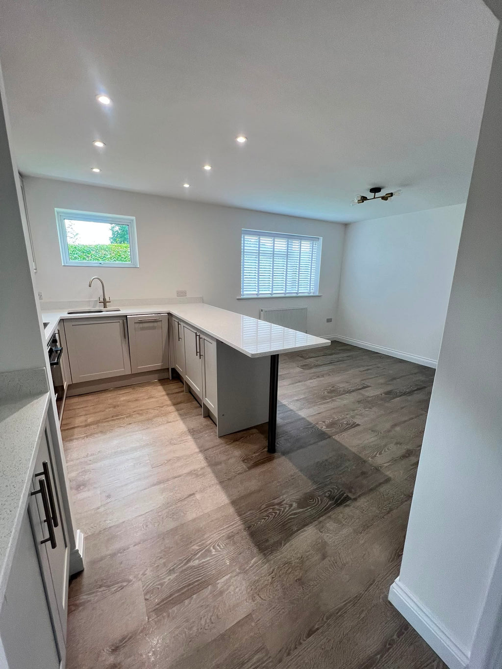 £26.99m2 - Karndean Van Gogh Rigid Core LVT Click - Greige Oak (2.196m2 per pack)
