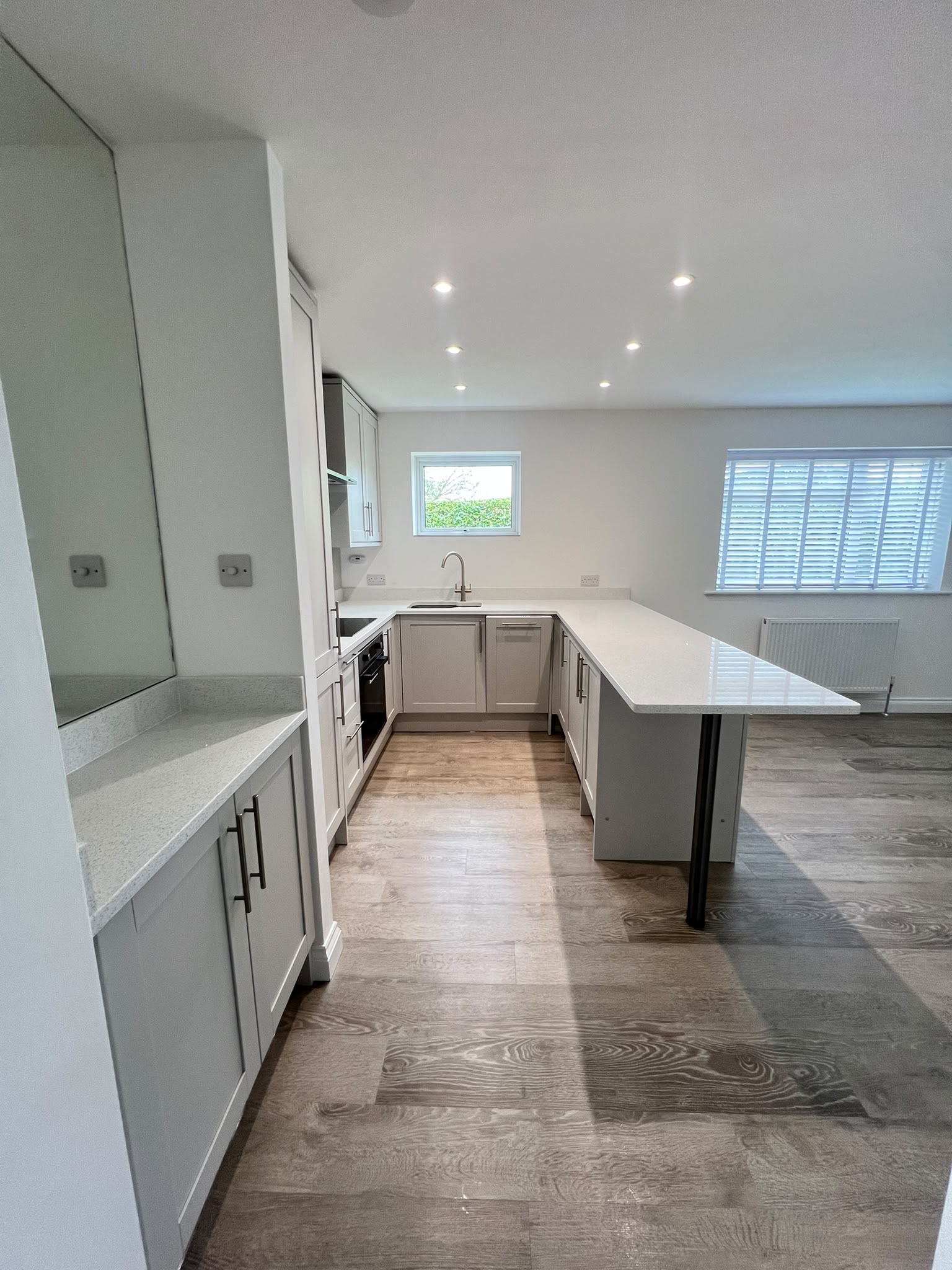 £26.99m2 - Karndean Van Gogh Rigid Core LVT Click - Greige Oak (2.196m2 per pack)