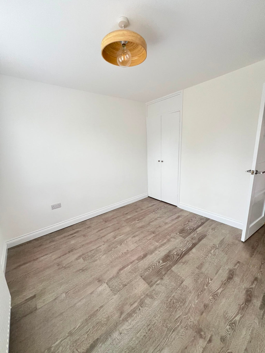 £26.99m2 - Karndean Van Gogh Rigid Core LVT Click - Greige Oak (2.196m2 per pack)